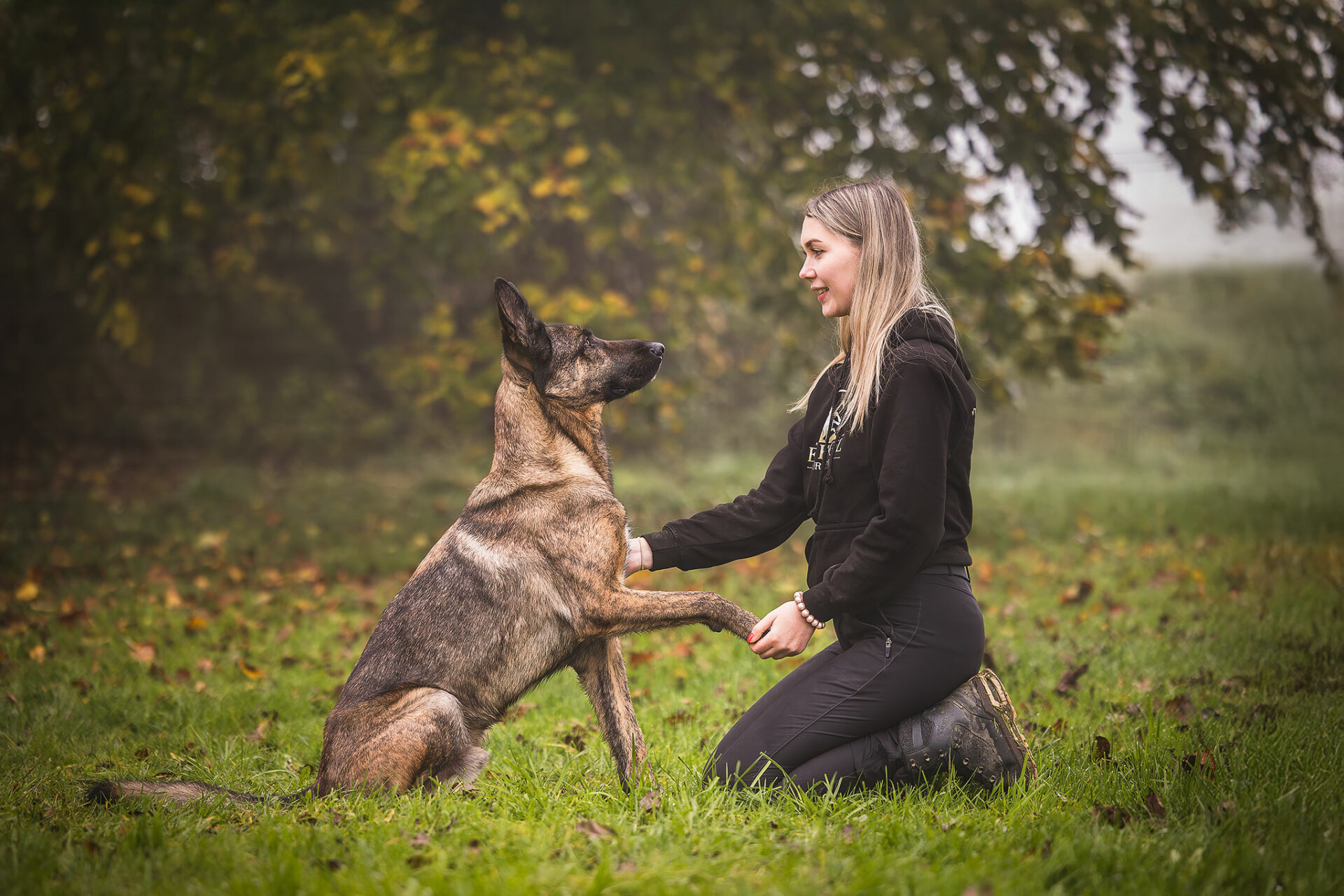 Jana Szokolai und ihr Rüde Simba stellen das Logo ihrer Hundeschule nach.